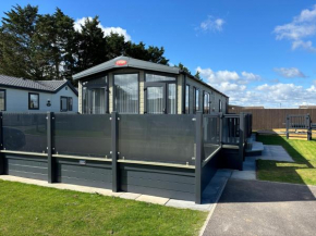 The Retreat 20 - Mini Lodge with hot tub, WiFi, Pet friendly - Golden Palm Resort - Meadow Lakes Caravan & Lodge Hire